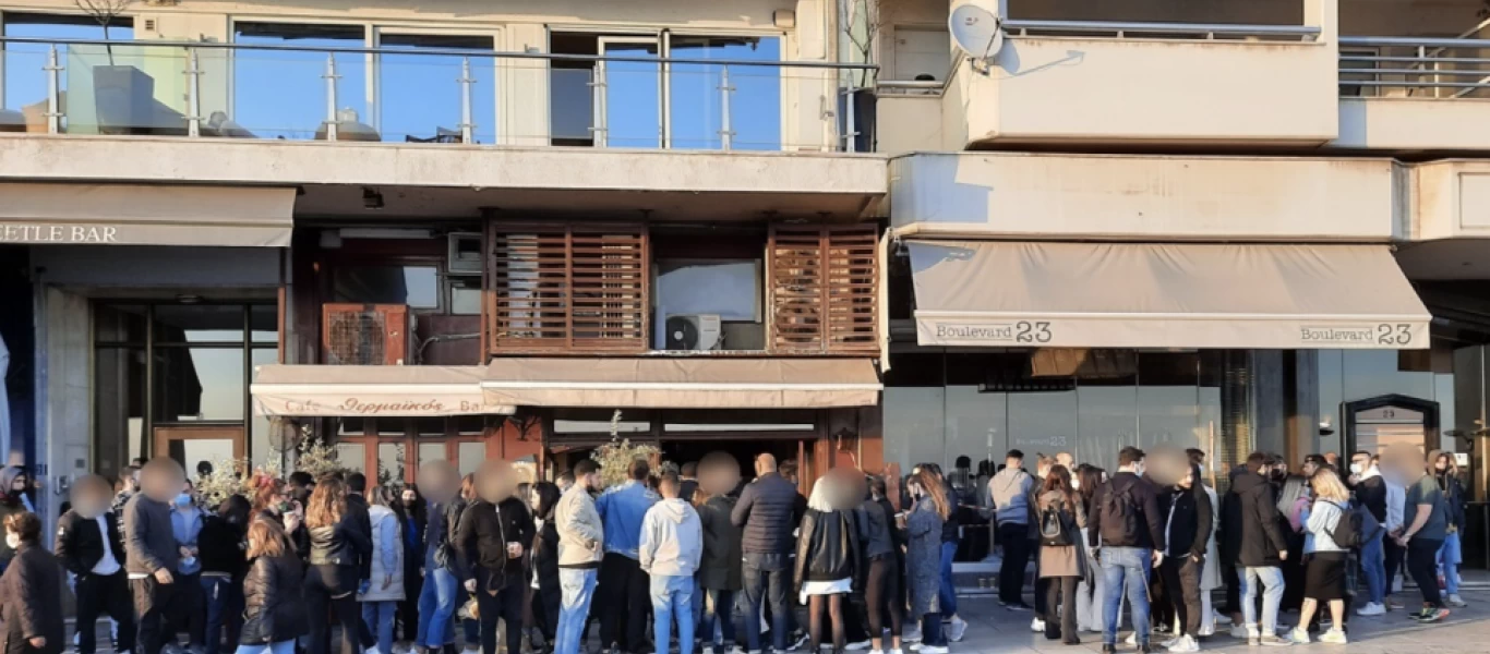 Μαζική αστυνομική επιχείρηση για να διώξουν τους νέους από τα μπαράκια στην Θεσσαλονίκη (βίντεο)